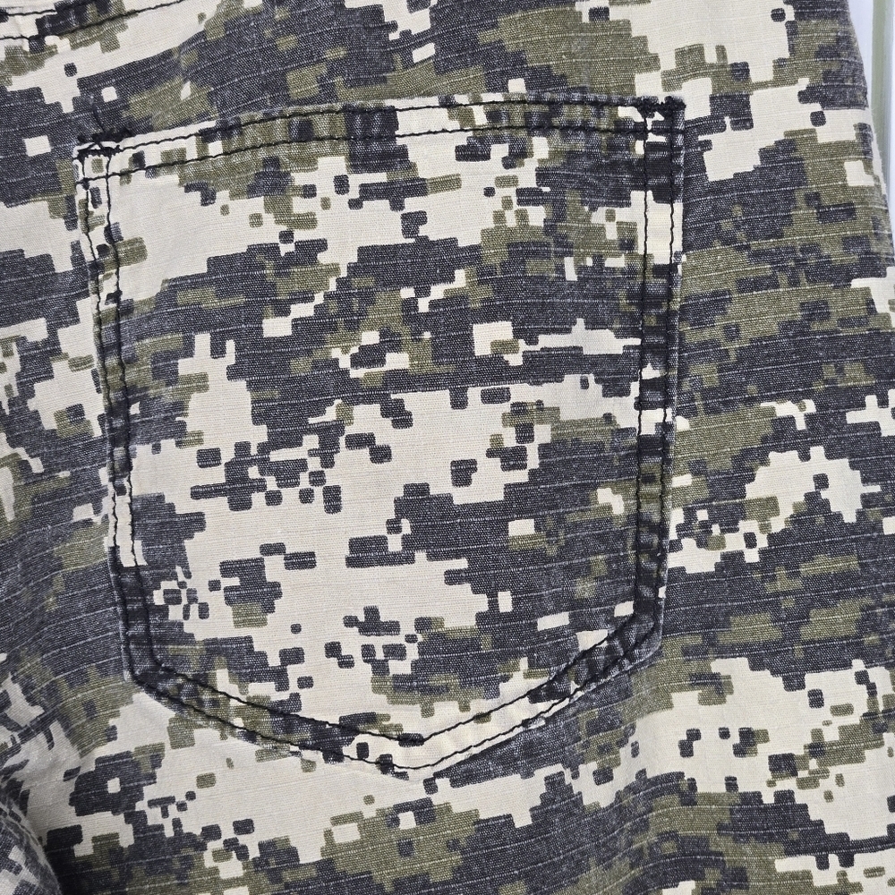 Boohoo MAN Men Relaxed Toggle Hem Pixilated Modal Green Camo Cargo Pants Size 26 - Picture 6 of 11